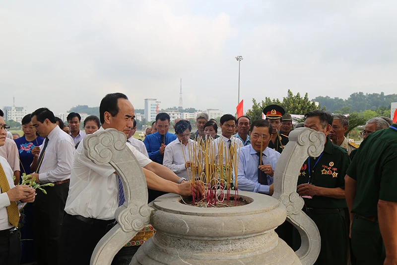 Dâng hương nhân kỷ niệm 70 năm Ngày Thương binh – Liệt sỹ 27/7 ảnh 4