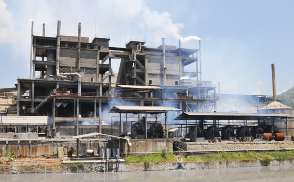 Một số nhà máy trong Khu Công nghiệp Tằng Loỏng vẫn chưa chấp hành nghiêm các quy định về bảo vệ môi trường. Một số nhà máy trong Khu Công nghiệp Tằng Loỏng vẫn chưa chấp hành nghiêm các quy định về bảo vệ môi trường.