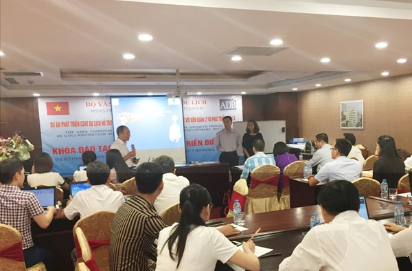 Các chuyên gia đào tạo về du lịch cùng cán bộ Viện Quản lý và Phát triển châu Á trực tiếp giảng dạy. Các chuyên gia đào tạo về du lịch cùng cán bộ Viện Quản lý và Phát triển châu Á trực tiếp giảng dạy.