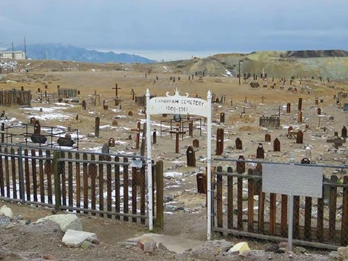 Khách sạn có tầm nhìn ra... nghĩa địa.