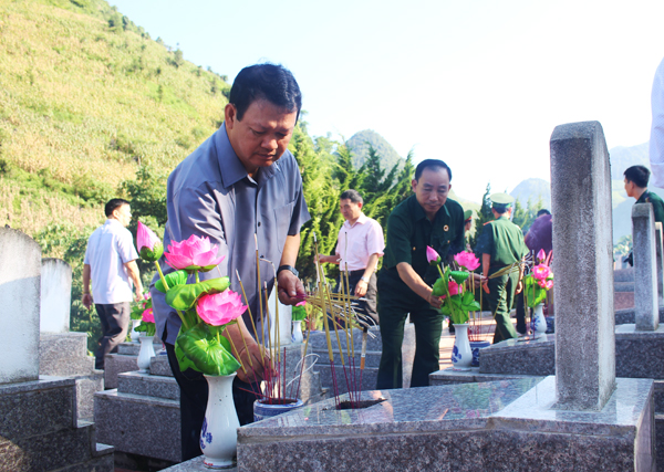 Đoàn công tác dâng hương tại Nghĩa trang liệt sỹ xã Pha Long.