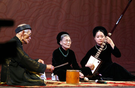 Những người có tài năng, tâm huyết, có công gìn giữ và truyền dạy các loại hình văn hoá phi vật thể cần được đãi ngộ đúng mức.