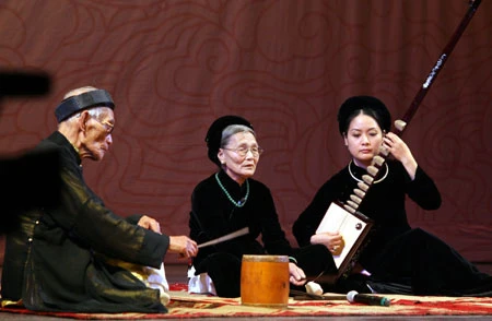 Những người có tài năng, tâm huyết, có công gìn giữ và truyền dạy các loại hình văn hoá phi vật thể cần được đãi ngộ đúng mức. Những người có tài năng, tâm huyết, có công gìn giữ và truyền dạy các loại hình văn hoá phi vật thể cần được đãi ngộ đúng mức.