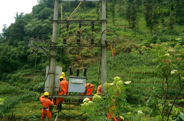 Hoàn thành các công đoạn cuối tại Trạm biến áp trước giờ đóng điện tại thôn Dì Thàng. Hoàn thành các công đoạn cuối tại Trạm biến áp trước giờ đóng điện tại thôn Dì Thàng.