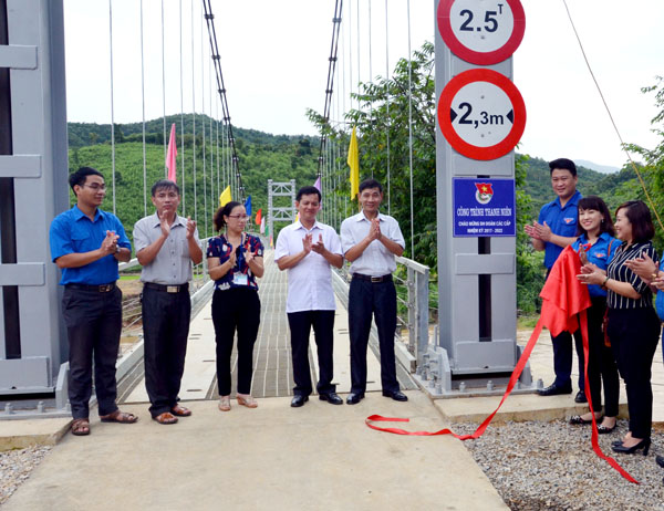 Các đại biểu kéo băng khánh thành công trình thanh niên cầu treo Thác Mẹt.