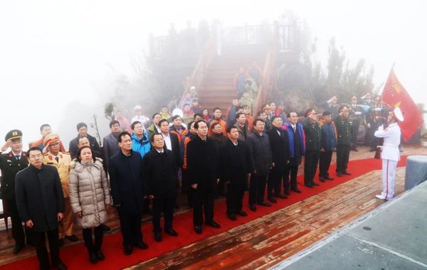 Chủ tịch nước Trần Đại Quang và Đoàn công tác Trung ương, cùng lãnh đạo tỉnh Lào Cai thực hiện nghi thức thượng cờ Tổ quốc trên đỉnh Fansipan.