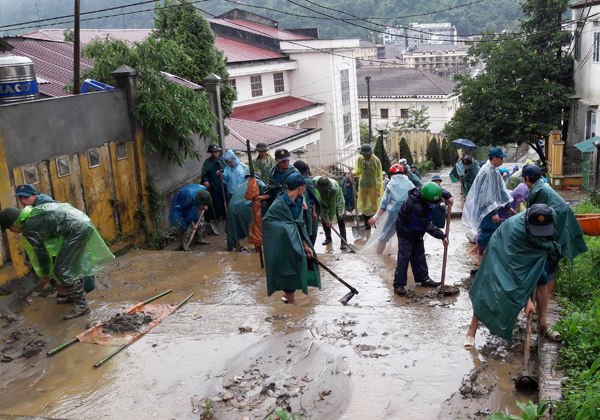 Lực lượng dân quân, tự vệ tham gia dọn bùn, đất tuyến đường Lê Hồng Phong.