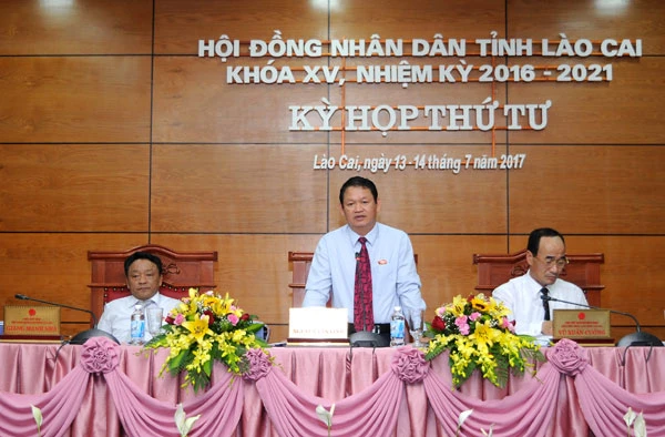 Đồng chí Nguyễn Văn Vịnh, Bí thư Tỉnh ủy, Chủ tịch HĐND tỉnh phát biểu.