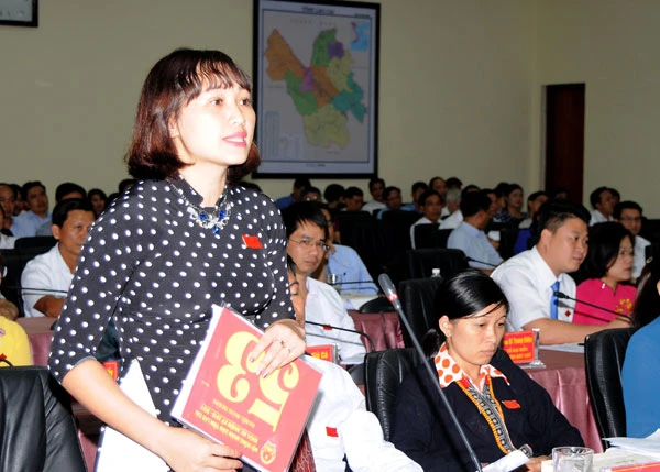Bà Hoàng Thị Hằng, Tổ đại biểu HĐND huyện Văn Bàn nêu câu hỏi chất vấn.
