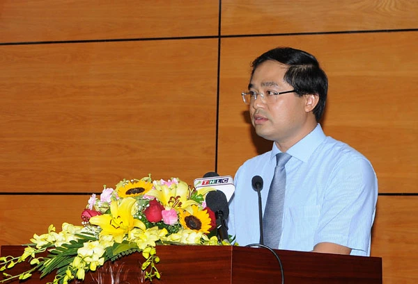 Ông Trịnh Xuân Trường, Giám đốc Sở Xây dựng trả lời chất vấn.