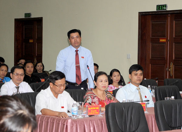 Ông Nguyễn Huy Long, Tổ đại biểu HĐND thành phố Lào Cai chất vấn.