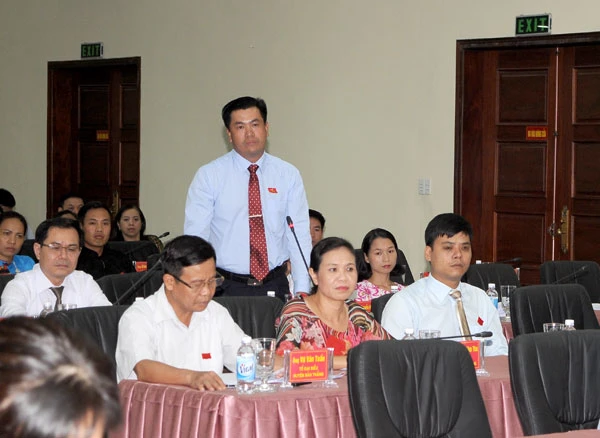 Ông Nguyễn Huy Long, Tổ đại biểu HĐND thành phố Lào Cai chất vấn.