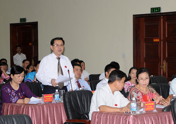 Ông Nông Đức Ngọc, Tổ đại biểu HĐND thành phố Lào Cai đặt câu hỏi chất vấn.