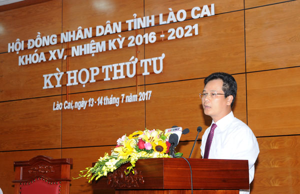 Ông Nguyễn Thành Sinh, Giám đốc Sở Tài nguyên và Môi trường trả lời chất vấn.