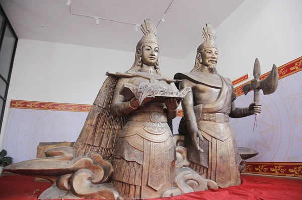 Tượng Lạc Long Quân - Âu Cơ được di chuyên an toàn về Bảo tàng tỉnh Lào Cai.