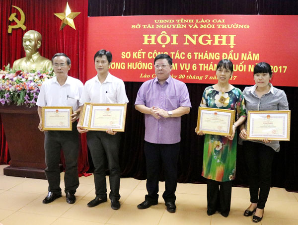 Phó Chủ tịch UBND tỉnh Lê Ngọc Hưng trao Bằng khen cho các tổ chức, cá nhân có thành tích xuất sắc trong công tác bảo vệ môi trường.