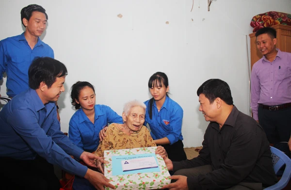 Thăm hỏi, tặng quà Mẹ Việt Nam Anh hùng Nguyễn Thị Xe. Thăm hỏi, tặng quà Mẹ Việt Nam Anh hùng Nguyễn Thị Xe.