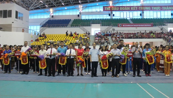 Ban Tổ chức tặng cờ lưu niệm cho các đoàn tham gia. Ban Tổ chức tặng cờ lưu niệm cho các đoàn tham gia.