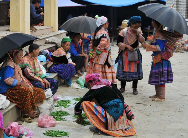 Sản vật của địa phương bán tại chợ Bắc Hà.