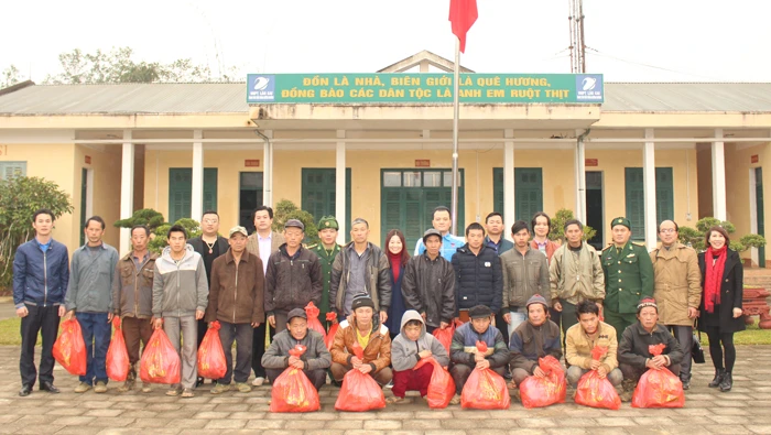 Tặng quà nhân dân và cán bộ, chiến sĩ Đồn Biên phòng Pha Long.