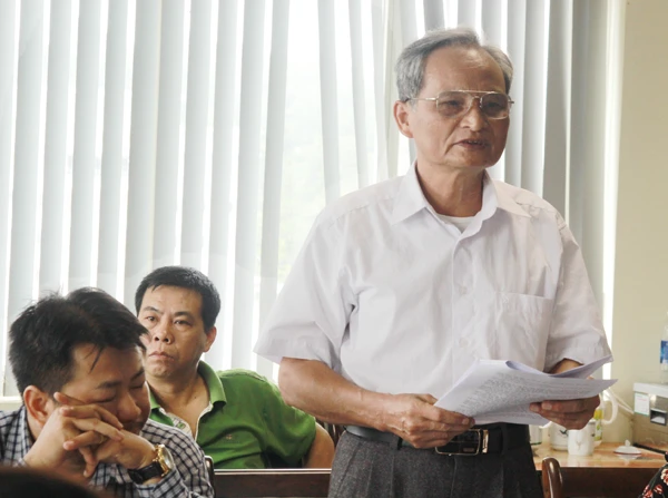 Đại biểu đóng góp ý kiến vào dự thảo bảng chấm điểm thi đua.