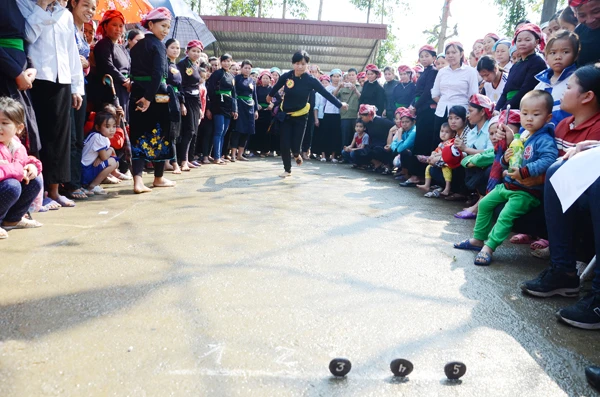 Phụ nữ dân tộc Tày tham gia đánh lẹ trong sự cổ vũ nhiệt tình của người dân. Phụ nữ dân tộc Tày tham gia đánh lẹ trong sự cổ vũ nhiệt tình của người dân.