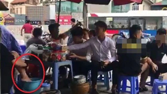 Hình ảnh cô gái lấy nước rửa chân pha trà đá được đăng tải trên mạng xã hội. Ảnh được cắt từ clip.