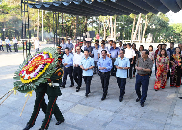 Đồng chí Nguyễn Văn Vịnh và lãnh đạo tỉnh Quảng Trị gióng chuông báo công tại Nghĩa Trang liệt sỹ quốc gia Trường Sơn. Dâng hương tưởng nhớ các anh hùng liệt sỹ tại Nghĩa trang liệt sỹ quốc gia Trường Sơn.