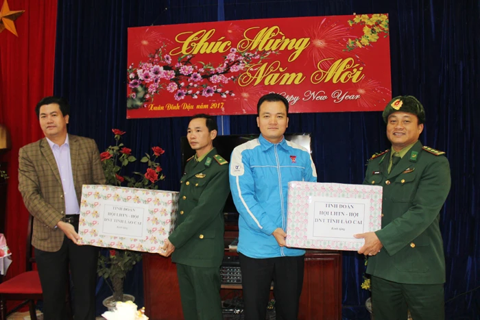 Tặng quà cán bộ, chiến sĩ Đồn Biên phòng Nậm Chảy.