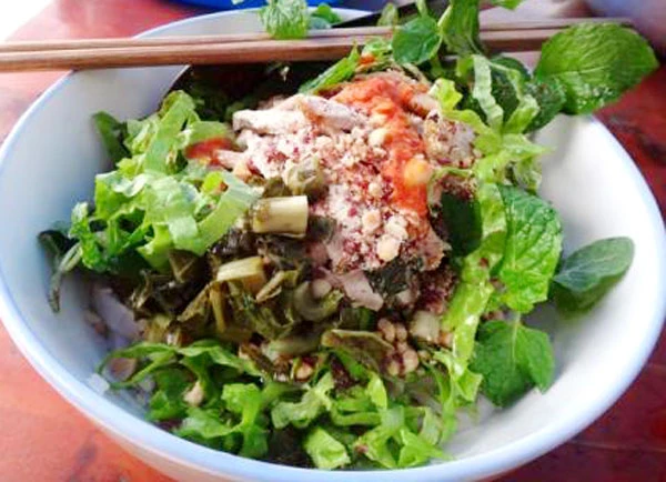 Bát phở chua Bắc Hà được trộn đầy đủ gia vị hấp dẫn.