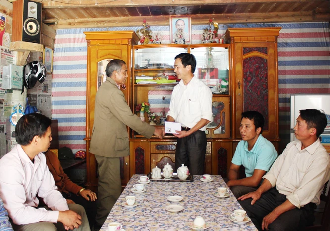Lãnh đạo xã Lùng Phình thăm hỏi, tặng quà gia đình chính sách trên địa bàn.