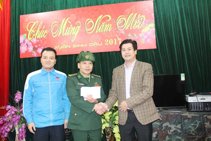 Tặng quà nhân dân và cán bộ, chiến sĩ Đồn Biên phòng Pha Long.