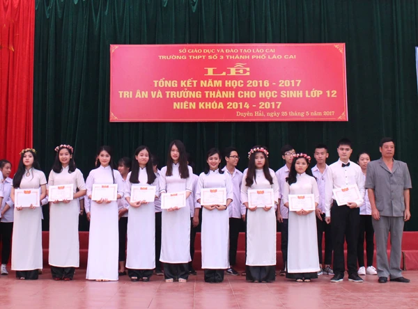 Nhà trường trao giấy khen cho học sinh giỏi cả năm.