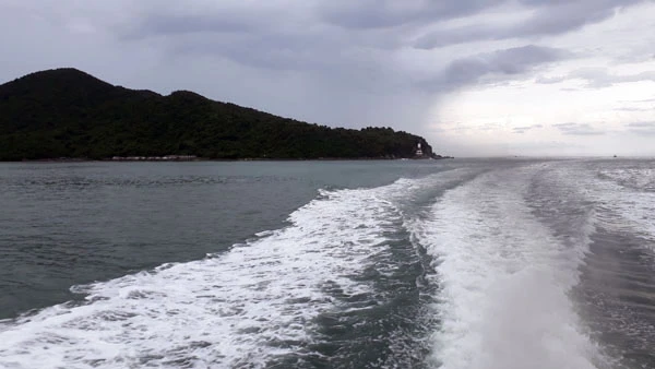 Du khách đi thăm huyện đảo Cô Tô xuất phát từ cảng Cái Rồng, huyện Vân Đồn (Quảng Ninh). Tàu cá của ngư dân đánh bắt hải sản ở vùng biển Cô Tô. Trên đường ra huyện đảo Cô Tô, đi qua hòn đảo Minh Châu xinh đẹp. Huyện đảo Cô Tô có hồ nước ngọt rộng hàng chục nghìn mét vuông, đủ cung cấp nước sạch cho người dân nơi đây sinh hoạt, sản xuất. Huyện đảo Cô Tô đa dạng trong sản xuất kinh tế, địa hình. Huyện đảo Cô Tô có 50 hòn đảo lớn, nhỏ với tổng diện tích trên 50 ha. Nhiều nhà hàng, khách sạn sang trọng được xây dựng trên huyện đảo Cô Tô. Mỗi ngày có hàng chục chuyến tàu cao tốc đưa du khách ra thăm đảo Cô Tô. Thời gian đi tàu cao tốc từ cảng Cái Rồng ra huyện đảo Cô Tô khoảng 1,5 giờ.