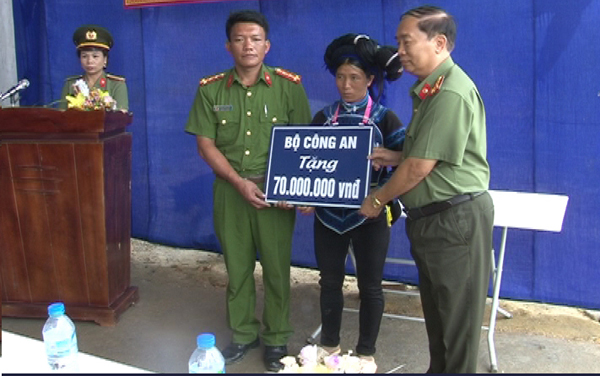 Lãnh đạo Công an tỉnh trao biểu trưng tiền hỗ trợ làm nhà cho gia đình đại úy Phà Mò Giờ.