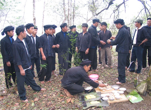 Mọi nghi lễ cúng của người Hà Nhì đều sử dụng thịt gà làm lễ vật.