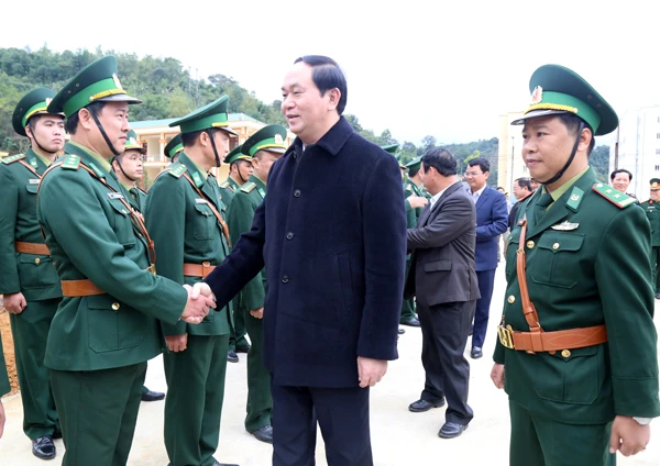 Chủ tịch nước thăm và chúc Tết cán bộ, chiến sĩ Đồn Biên phòng Cửa khẩu Quốc tế Lào Cai.