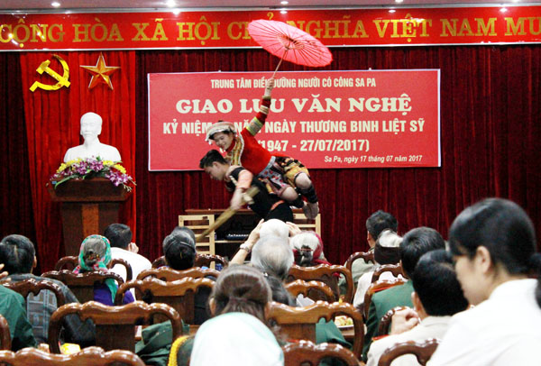 Tiết mục văn nghệ do đoàn viên Chi đoàn thị trấn Sa Pa thể hiện.