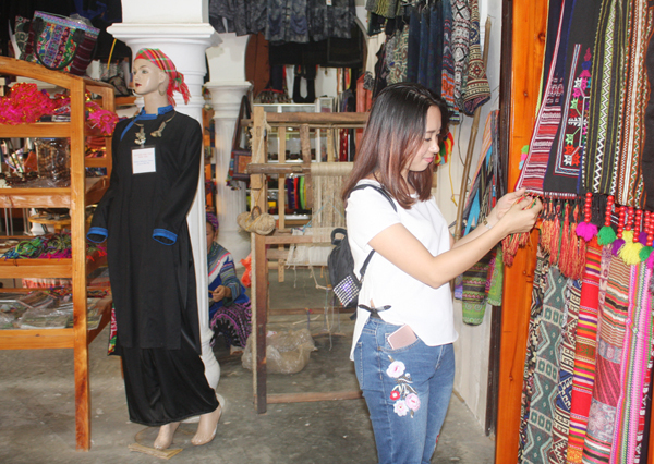 Du khách lựa chọn mua hàng thổ cẩm của HTX Du lịch Bắc Hà bày bán tại Dinh thự cổ. Du khách lựa chọn mua hàng thổ cẩm của HTX Du lịch Bắc Hà bày bán tại Dinh thự cổ.