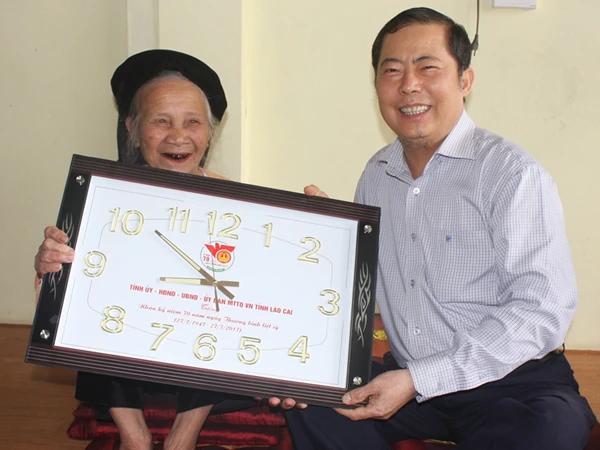 Phó Chủ tịch UBND tỉnh Nguyễn Thanh Dương thăm, tặng quà các gia đình chính sách tại Sa Pa ảnh 4