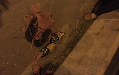 Đôi giày nạn nhân bỏ lại trên cầu.