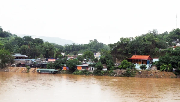 Việc san lấp lòng sông Hồng và dựng nhà trái phép trước Di tích lịch sử văn hóa Quốc gia Đền Bảo Hà gây ảnh hưởng đến mỹ quan và an ninh, trật tự.