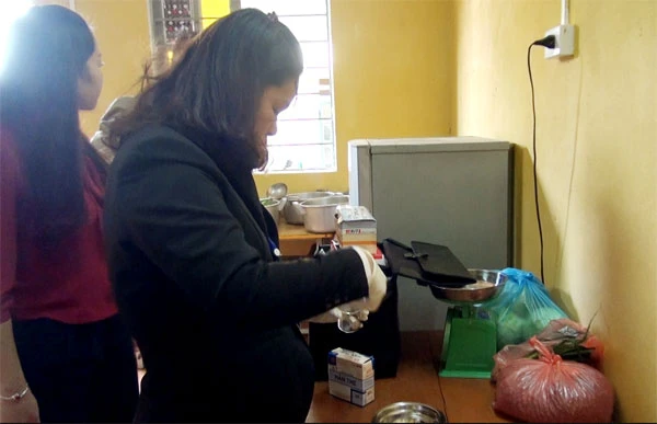 Test nhanh mẫu thức ăn lưu tại Trường Tiểu học số 1 Điện Quan.