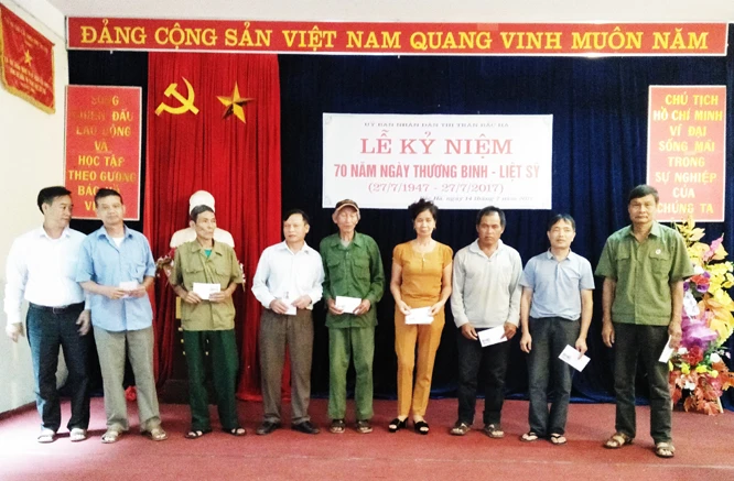 Thị trấn Bắc Hà tổ chức Lễ kỷ niệm và tặng quà các gia đình chính sách.