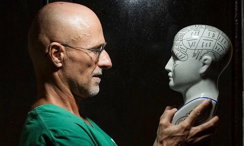 Bác sĩ Sergio Canavero khiến cả thế giới kinh ngạc khi công bố kế hoạch ghép đầu người lần đầu tiên vào năm 2015.