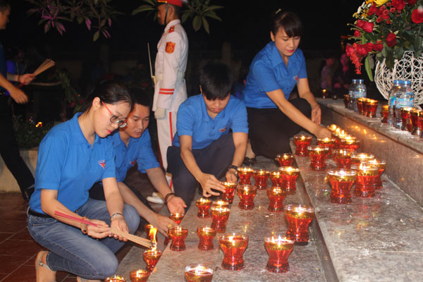 Dâng hương, thắp nến tri ân các anh hùng liệt sỹ. Dâng hương, thắp nến tri ân các anh hùng liệt sỹ.