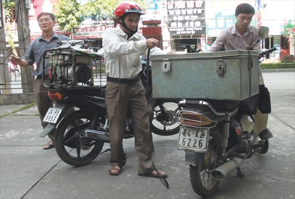 Vận chuyển trang, thiết bị phục vụ công tác chiếu phim, tuyên truyền.