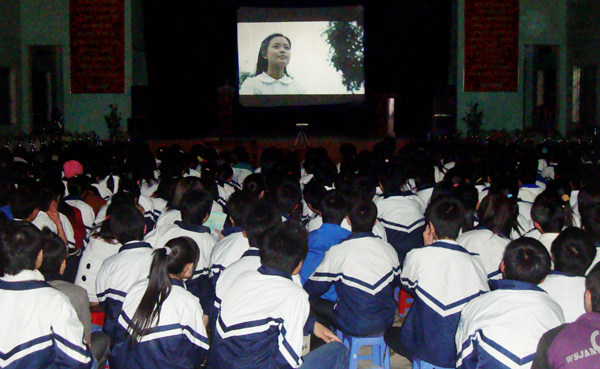 Mỗi buổi chiếu phim ở vùng cao luôn thu hút đông đảo người dân đến xem.