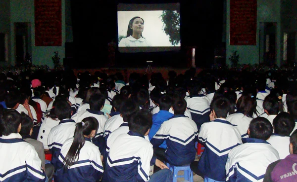 Mỗi buổi chiếu phim ở vùng cao luôn thu hút đông đảo người dân đến xem. Mỗi buổi chiếu phim ở vùng cao luôn thu hút đông đảo người dân đến xem.