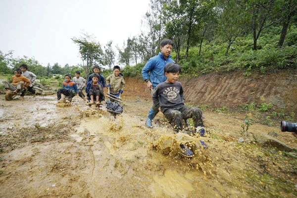 Ngày hè của trẻ em vùng cao Lào Cai ảnh 3 Ngày hè của trẻ em vùng cao Lào Cai ảnh 3